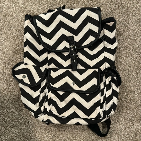 Handbags - Black-and-white Chevron striped drawstring backpack